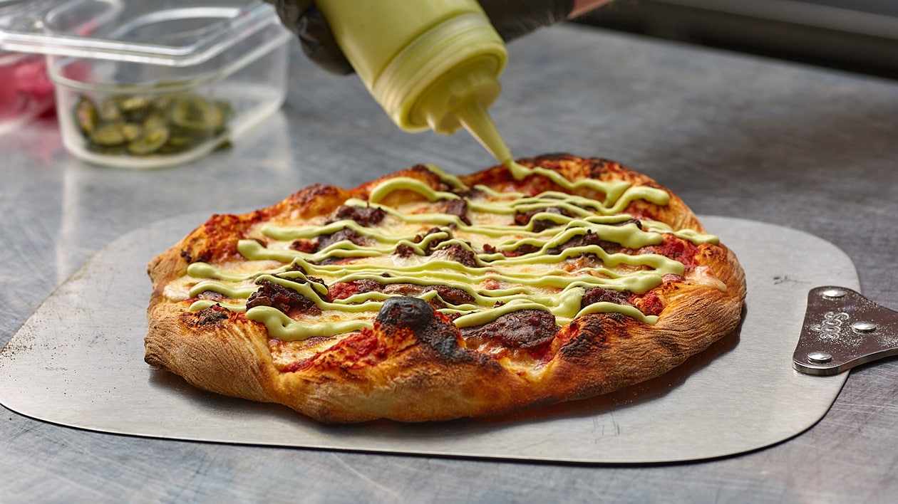 Pizza med NoBeef Slices, jalapeñomajonnäs och picklad rödlök – Recept